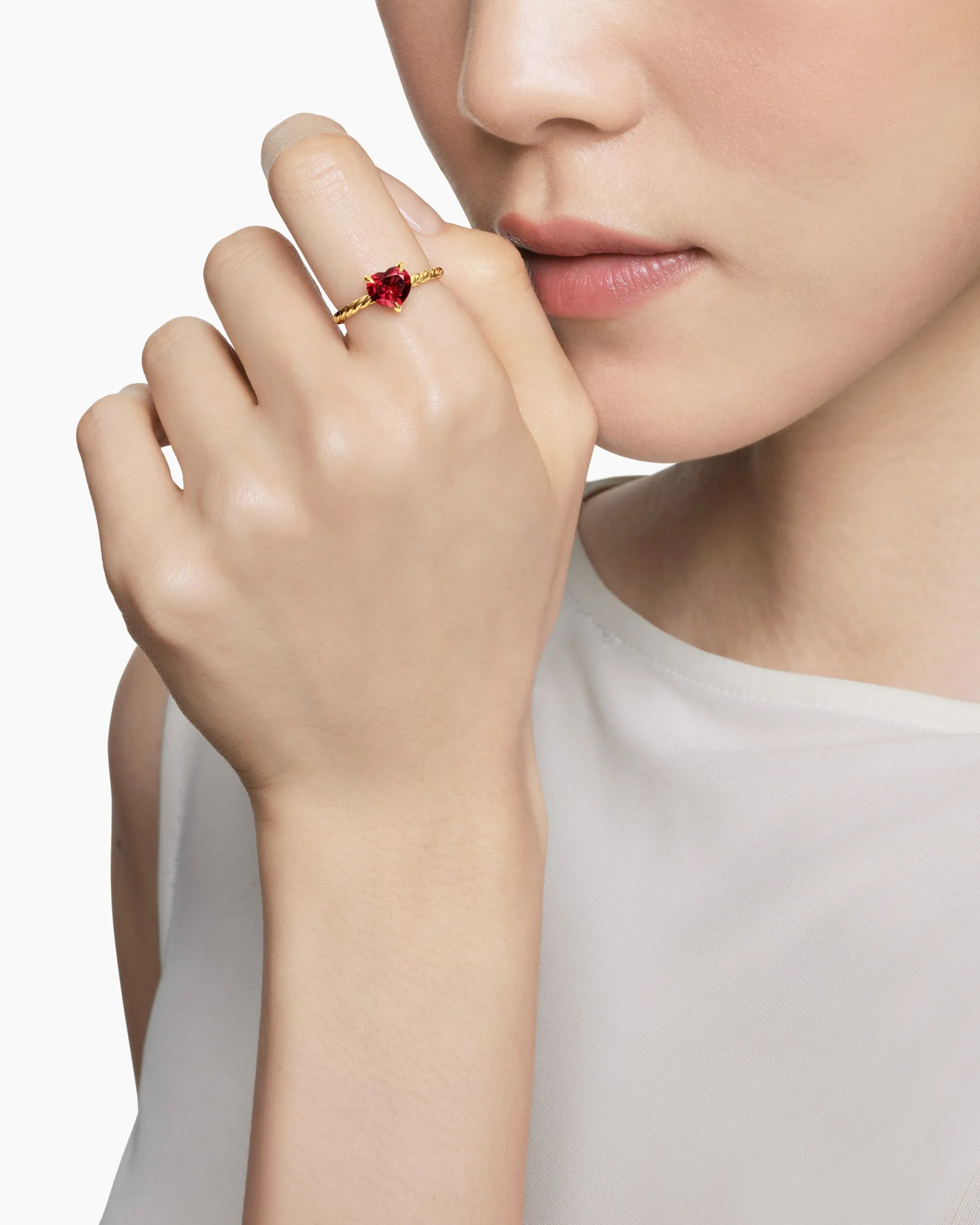 Chatelaine® Heart Ring 18K Yellow Gold with Garnet, 7mm