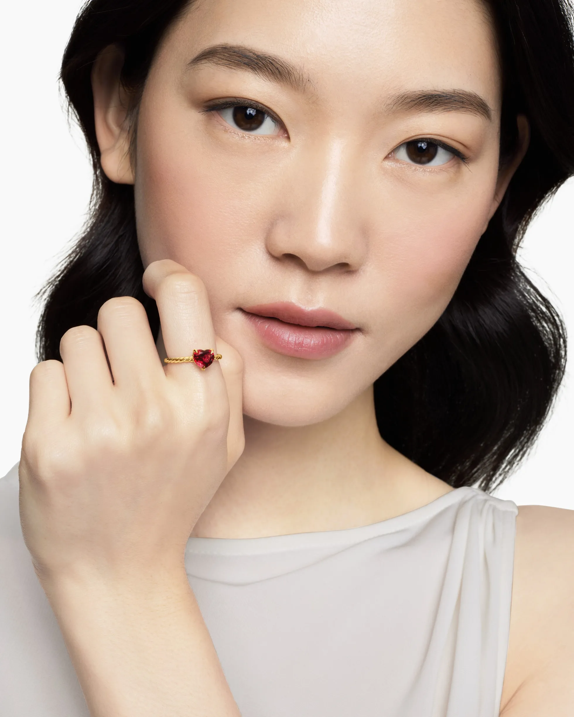Chatelaine® Heart Ring 18K Yellow Gold with Garnet, 7mm