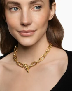 DY Madison® Toggle Necklace 18K Yellow Gold, 13.5mm