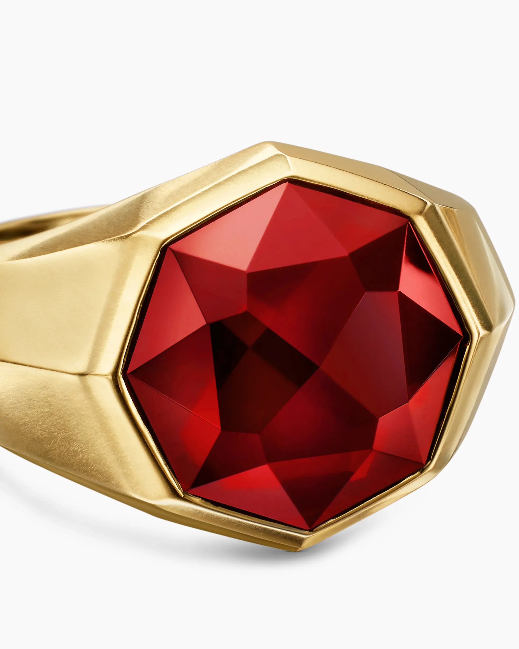 Faceted Signet Ring 18K Yellow Gold with Garnet, 17.3mm