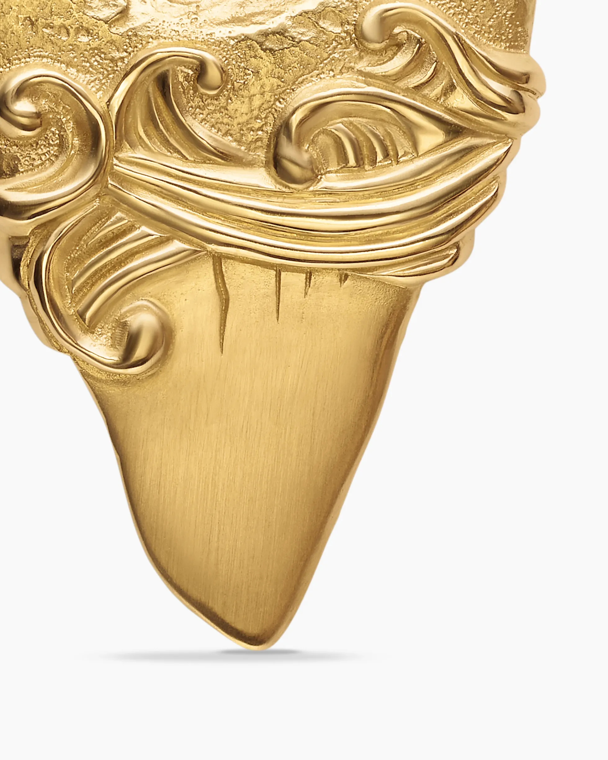 Waves Shark Tooth Amulet 18K Yellow Gold, 25mm